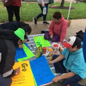 Participants make signs in support of Chicago Marathon team runners